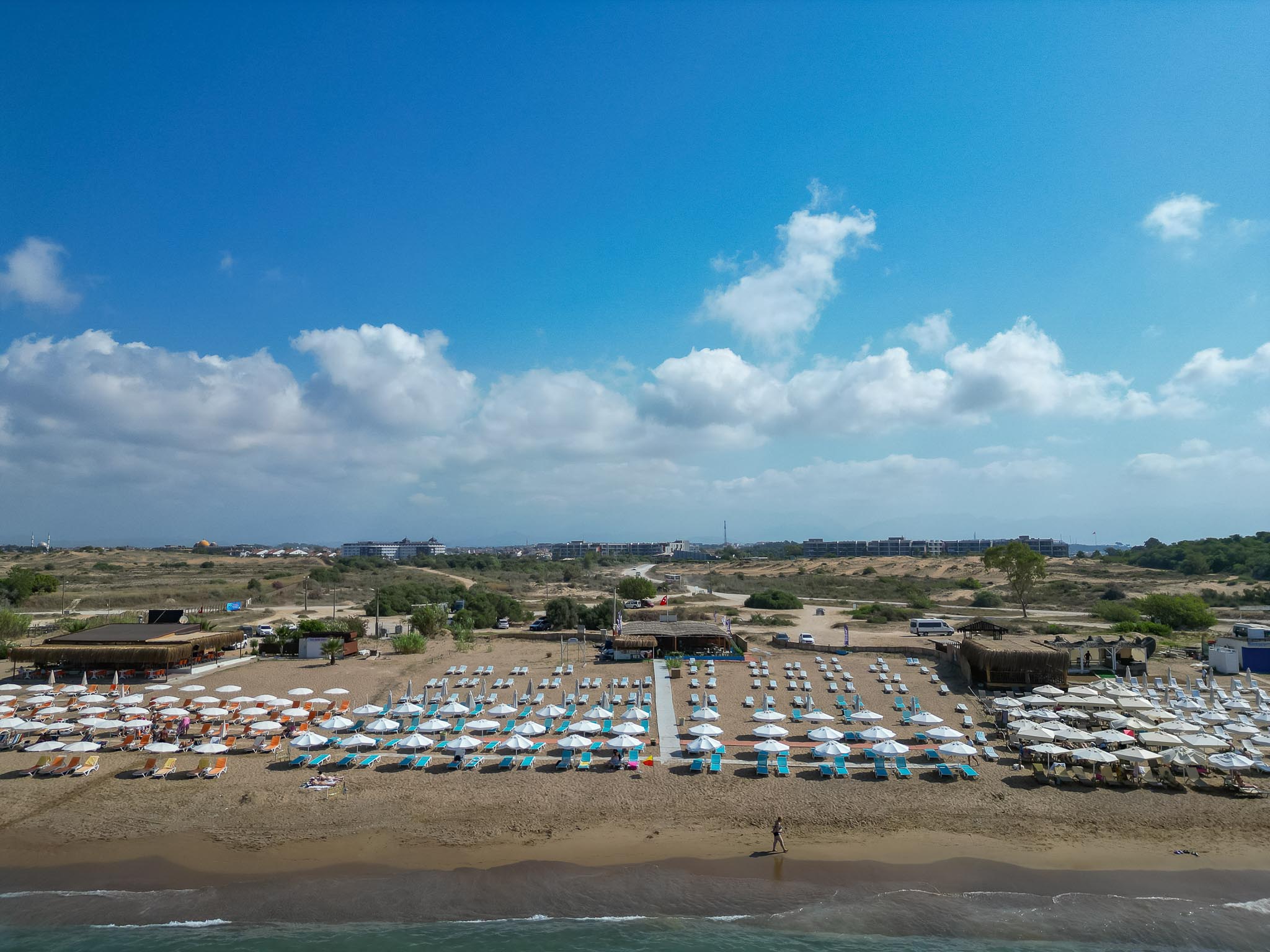 Geniş havuz ve güneşlenme alanı