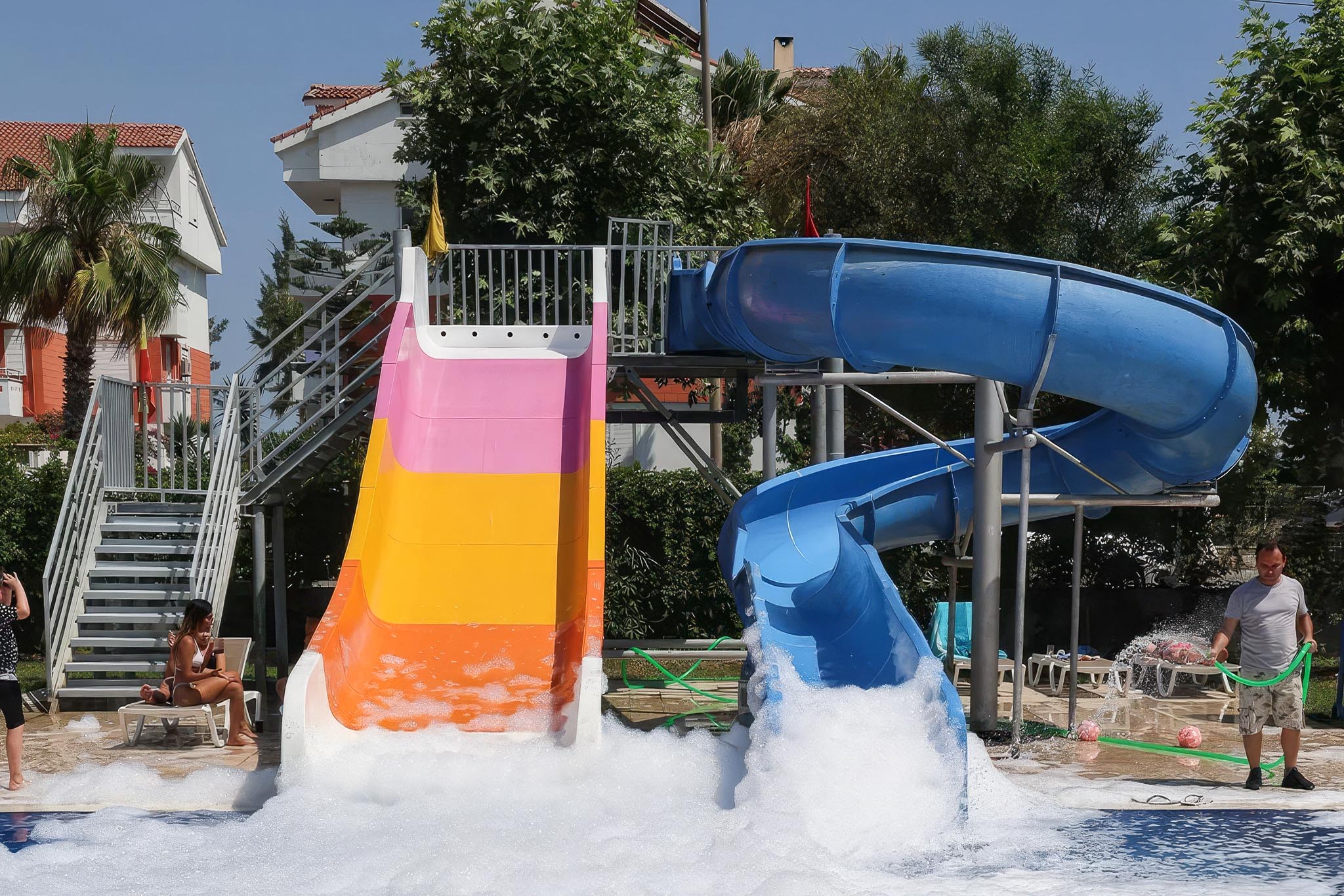 Geniş açık havuz ve güneşlenme alanı