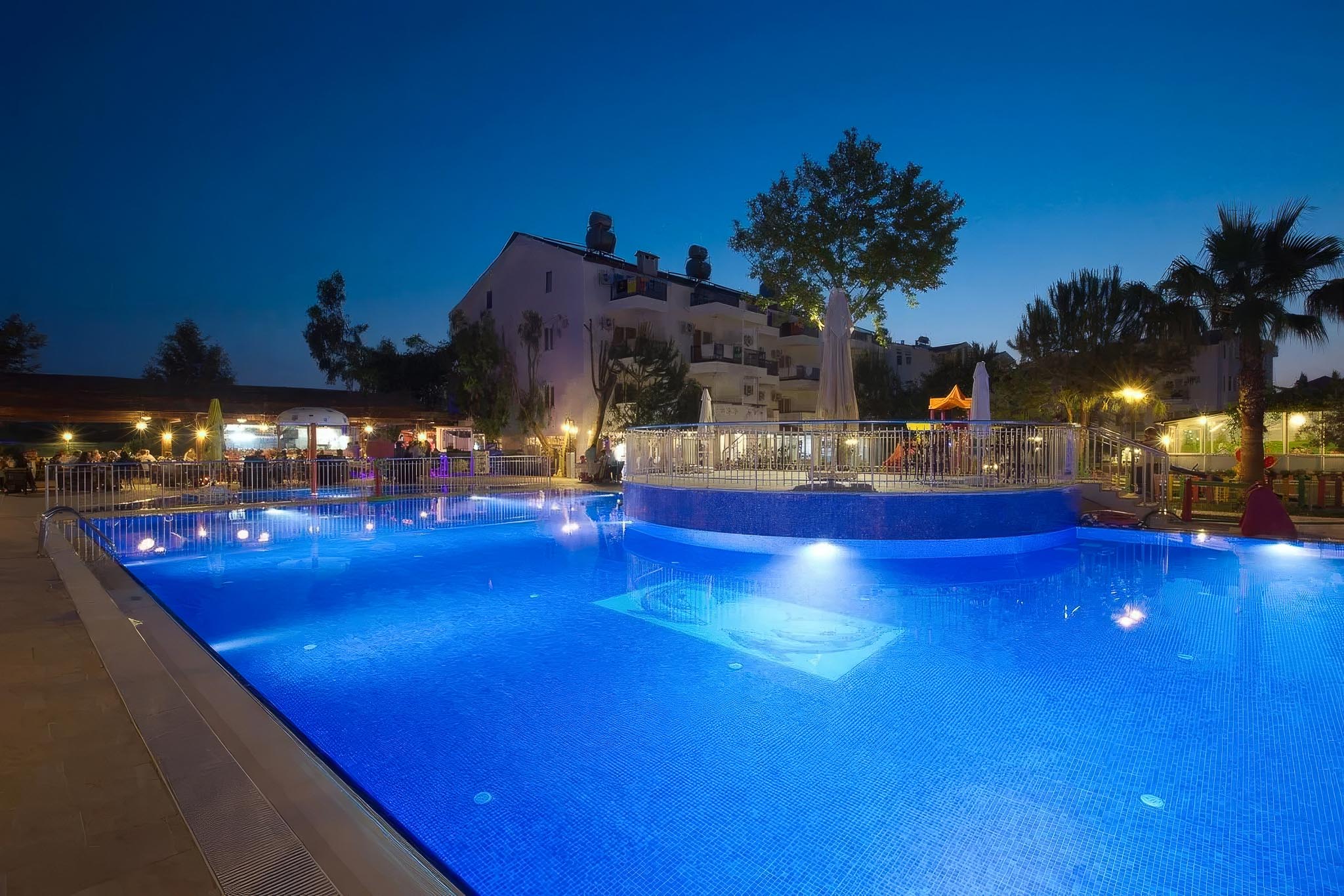 Havuz ve dinlenme alanı