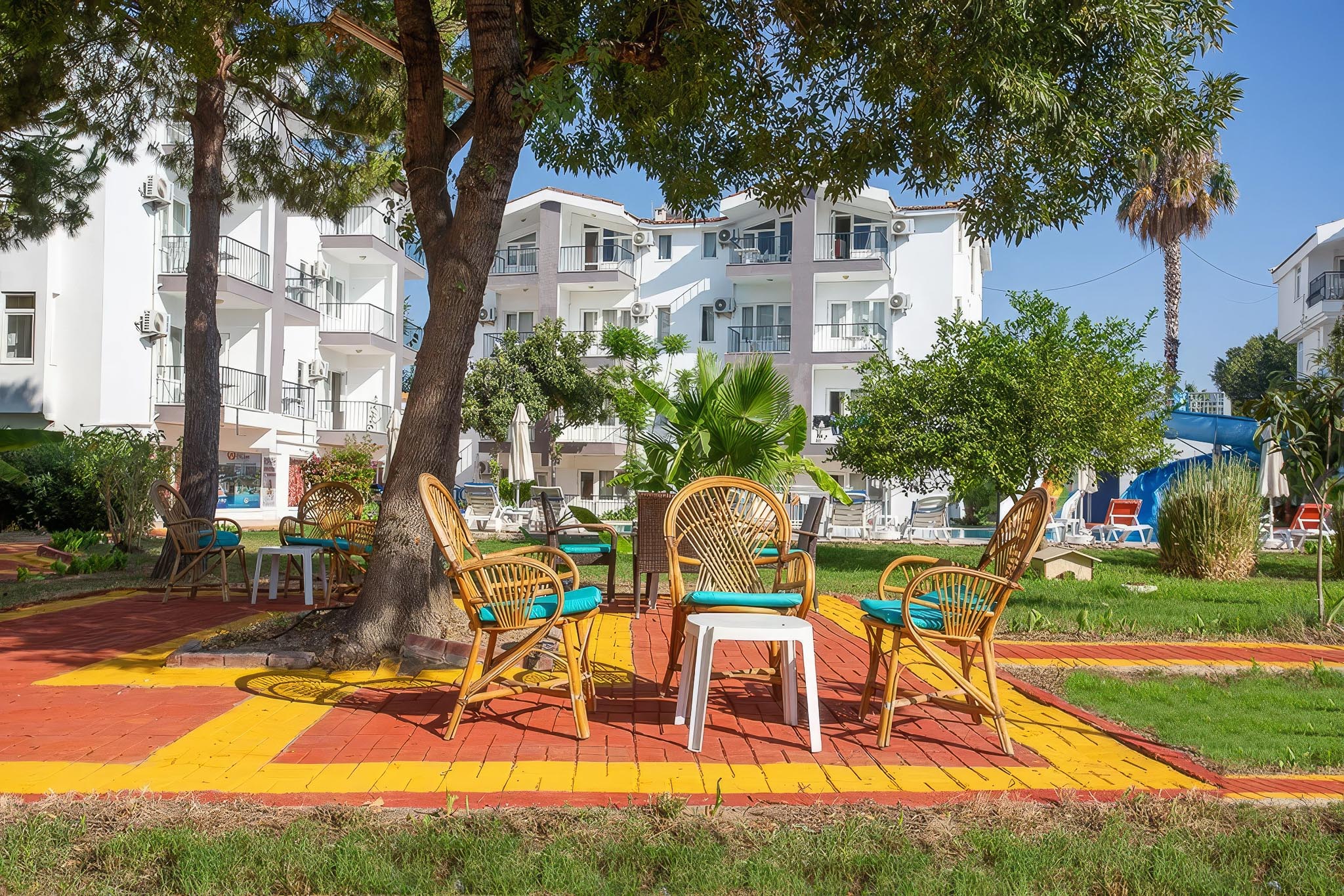 Yürüyüş yolu ve çevre